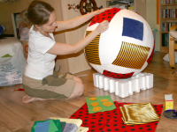 A Bogyó és Babóca bábkiállítás készítése (A léghajó gömbje)