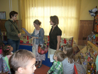 Omerović Heléna és Joó-Horti Lívia a Bogyó és Babóca bábkiállítás megnyitóján, a Szabadkai Városi Könyvtárban